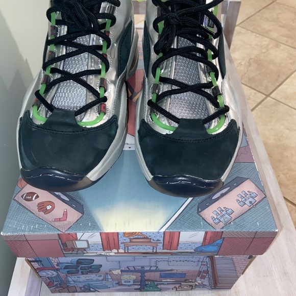 Size 9.5 -Reebok Question Mid x Illumination's Minions Gru's Lab 2020 Basketball - Picture 11 of 11